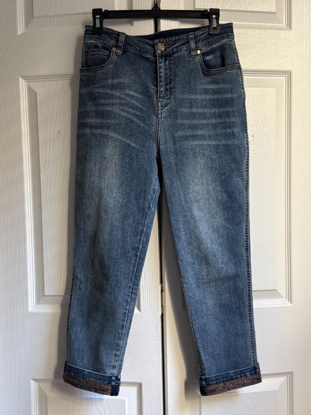Hem-embellished capri jean